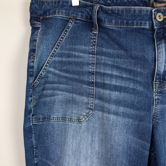 TORRID Cropped Botfriend Mid Rise Blue Denim Stretch Size 26 Straight Leg Jeans - Picture 5 of 16